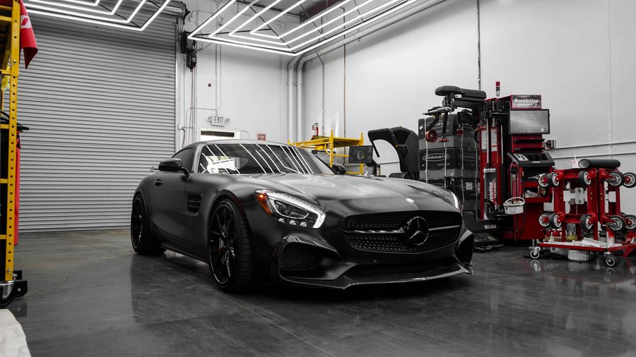 รถ Mercedes-Benz สีดำในอู่ซ่อมรถ - งานตัวถังและสีรถยุโรป DD AUTO CAREs